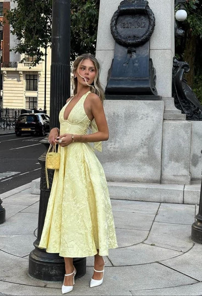 Niamh - Elegancka Haftowana Sukienka Bez Rękawów z Głębokim Dekoltem w Kształcie V