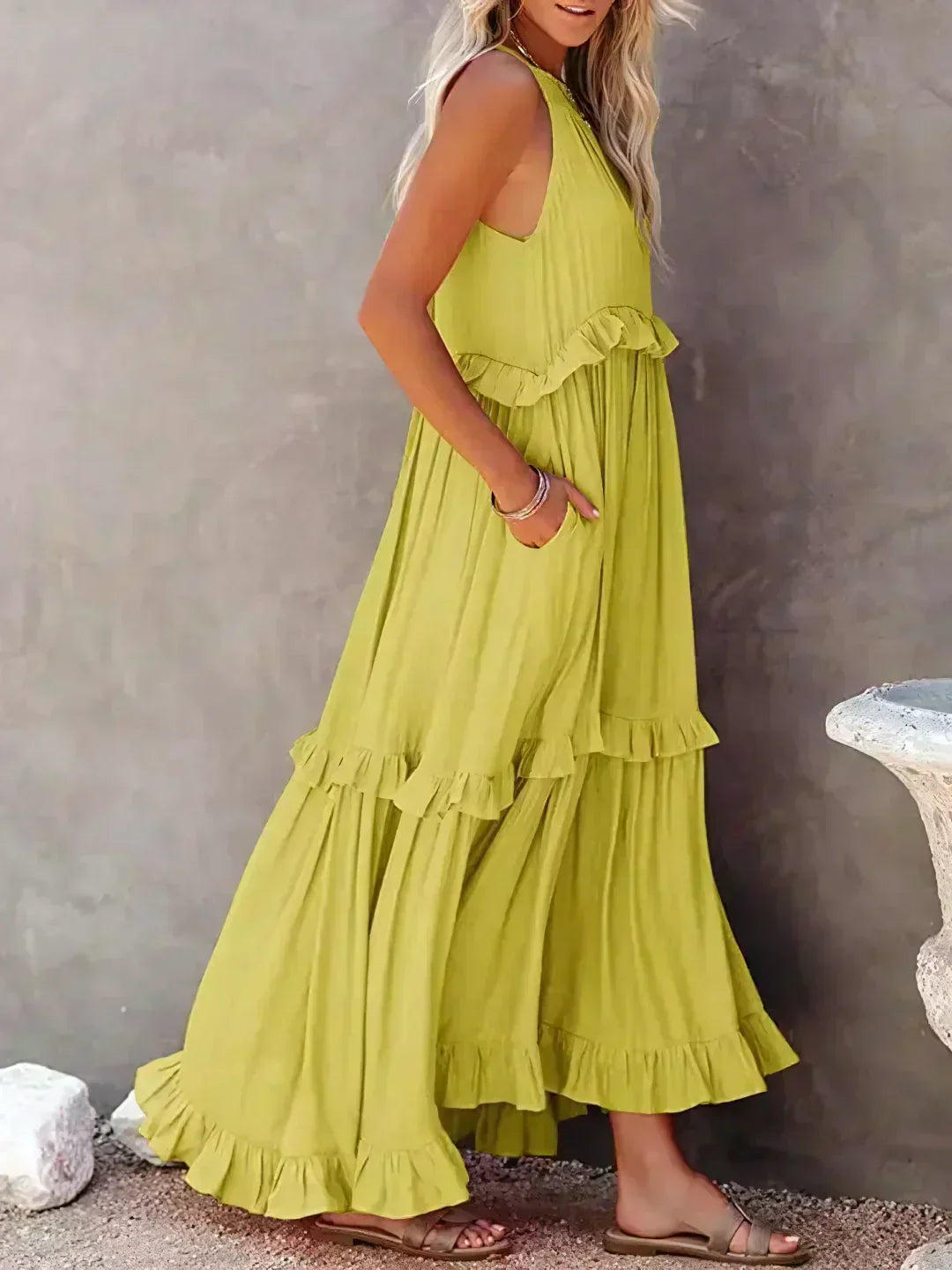 Delilah - Elegancka Sukienka z Halterem i Falbanką