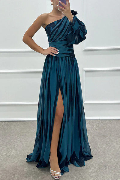 Chloe – Elegancka Maxi Sukienka w Paski z Jednym Ramiączkiem