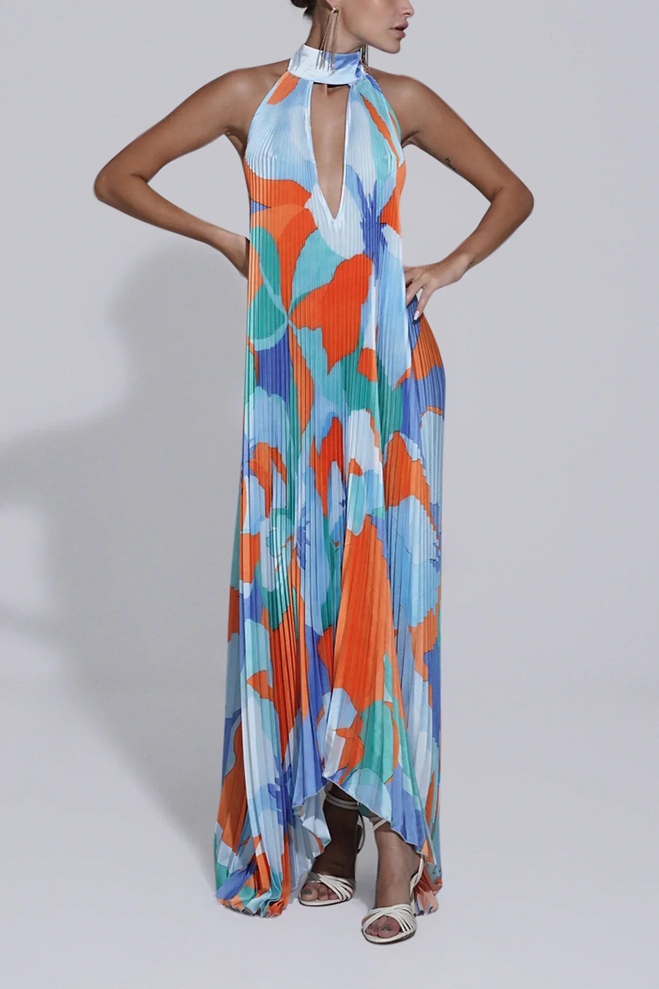 Isla – Elegancka Sukienka Maxi z Halterem i Faldami