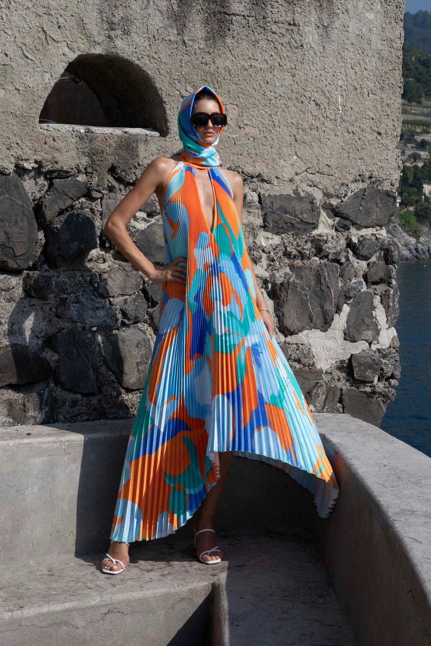 Isla – Elegancka Sukienka Maxi z Halterem i Faldami