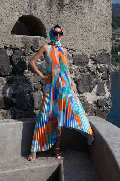 Isla – Elegancka Sukienka Maxi z Halterem i Faldami