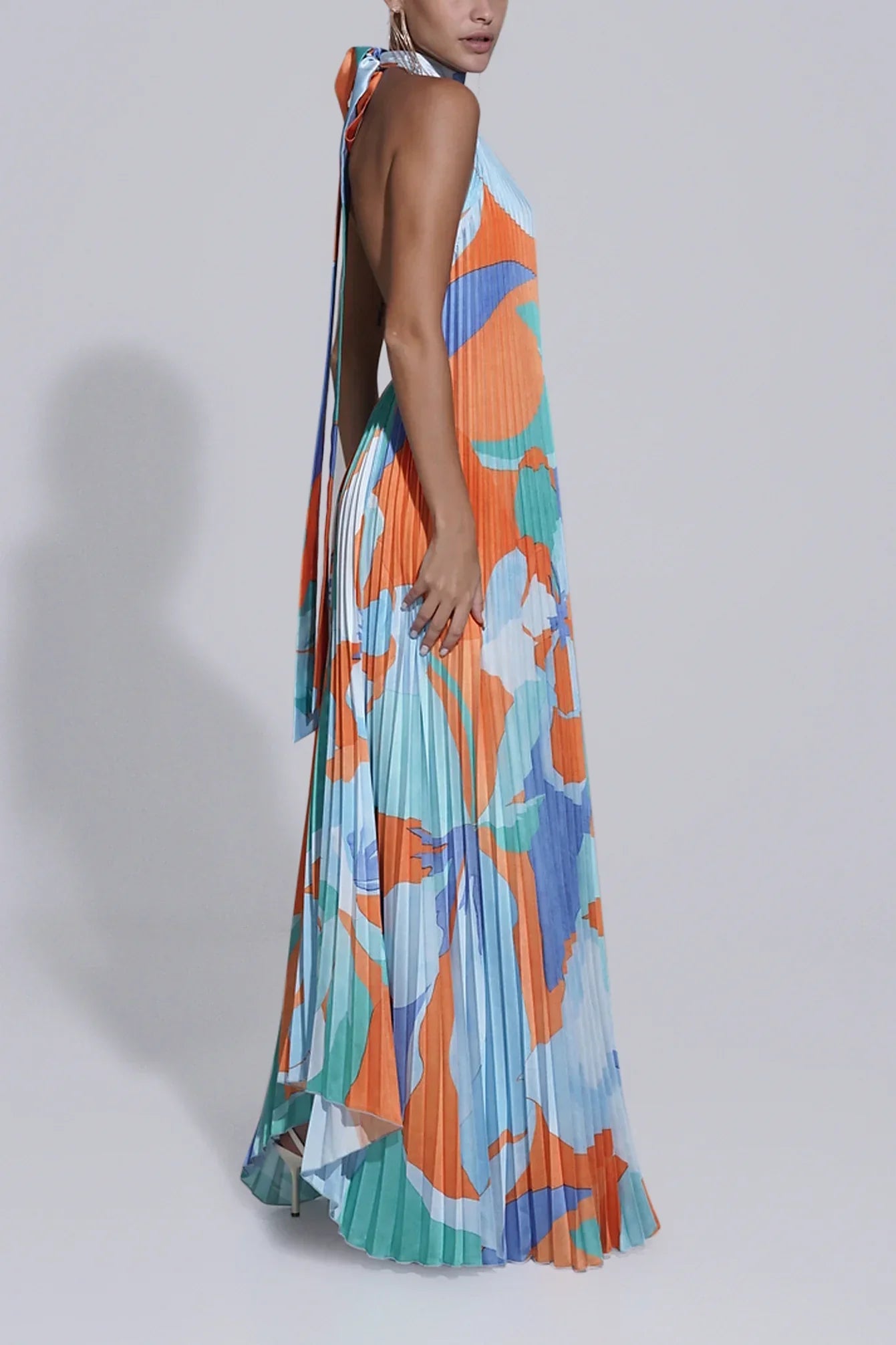 Isla – Elegancka Sukienka Maxi z Halterem i Faldami