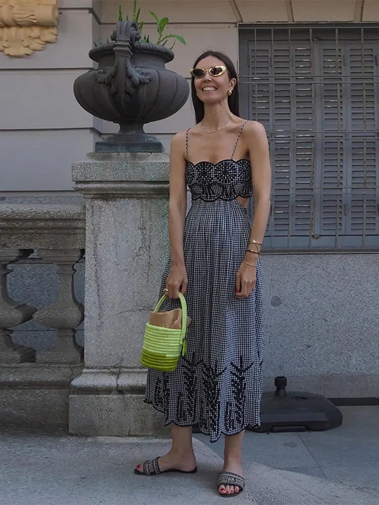 Clara - Elegancka Sukienka w Kratkę