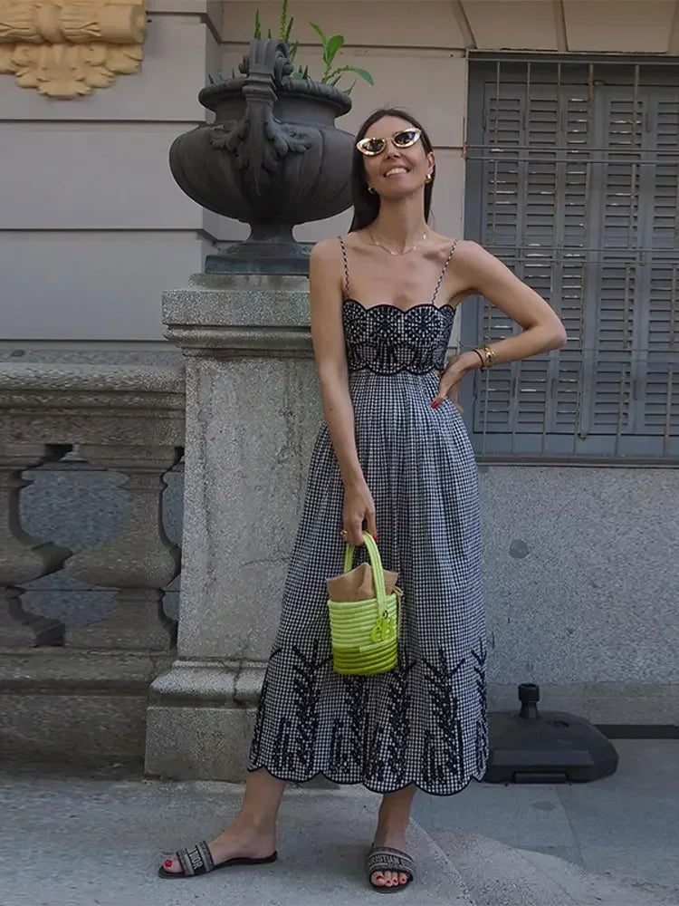 Clara - Elegancka Sukienka w Kratkę