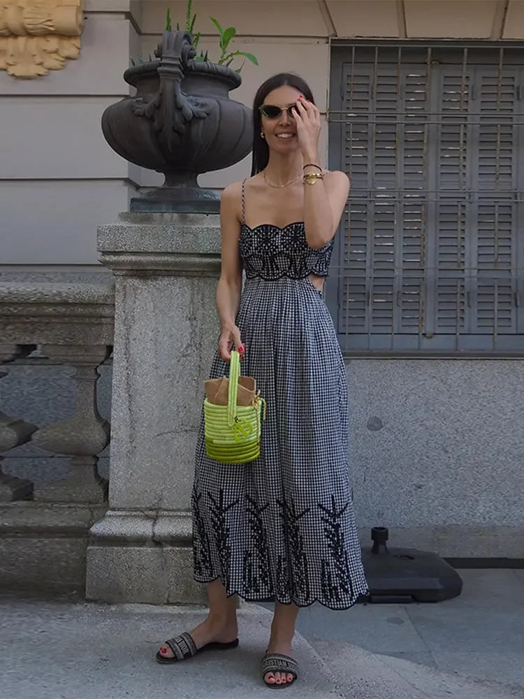 Clara - Elegancka Sukienka w Kratkę