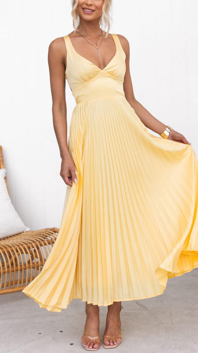 Nayeli - Elegancka Maxi Sukienka z Plisowanym Dekoltem w Serek
