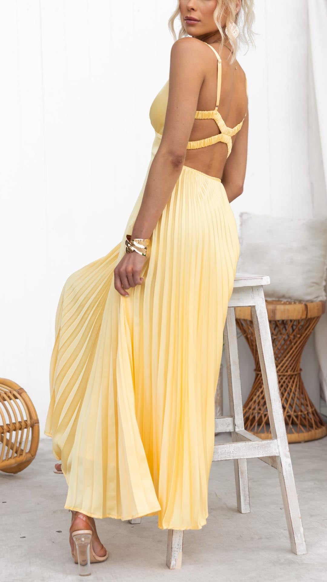 Nayeli - Elegancka Maxi Sukienka z Plisowanym Dekoltem w Serek
