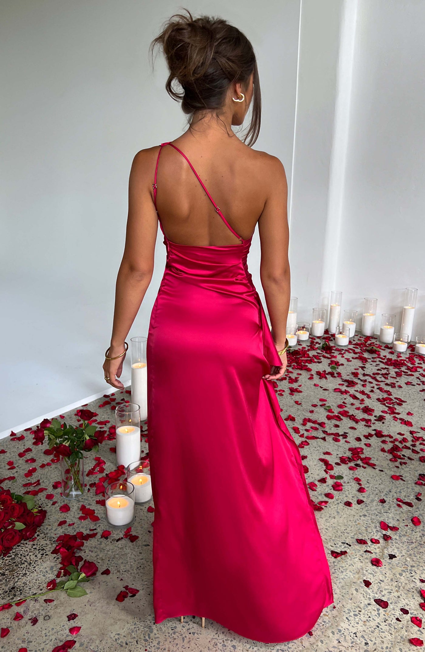 Saoirse - Sukienka Bodycon z Satyny na Jedno Ramię