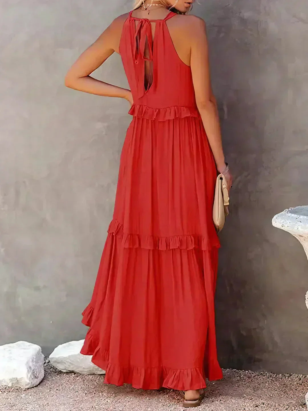 Delilah - Elegancka Sukienka z Halterem i Falbanką