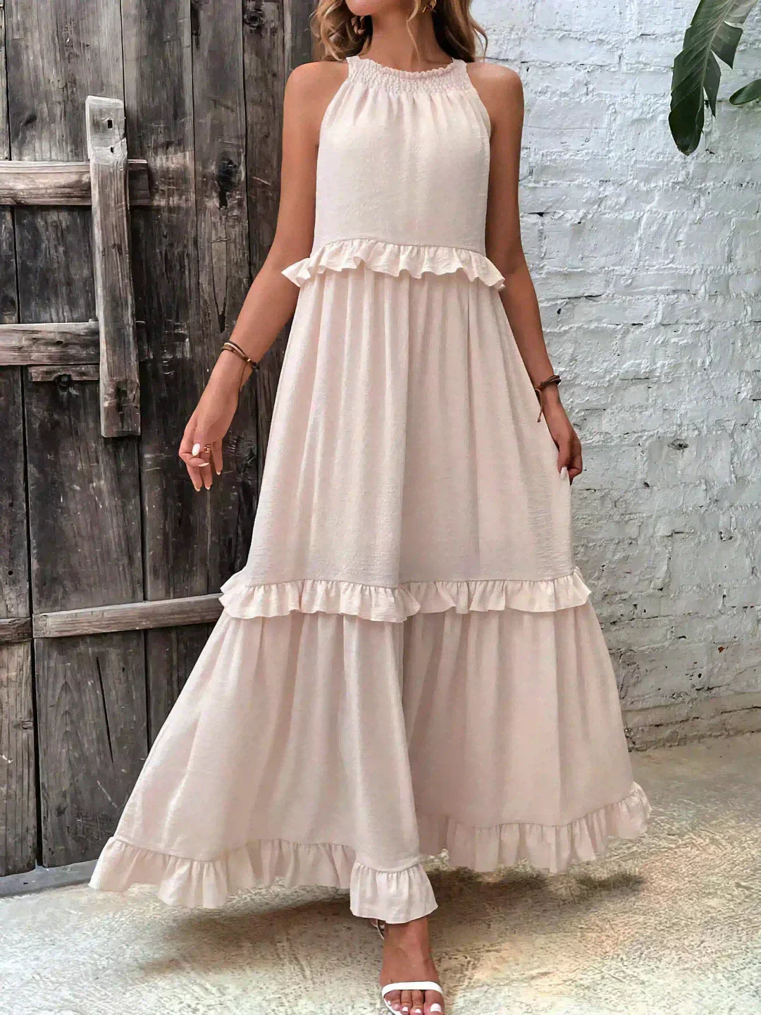 Delilah - Elegancka Sukienka z Halterem i Falbanką