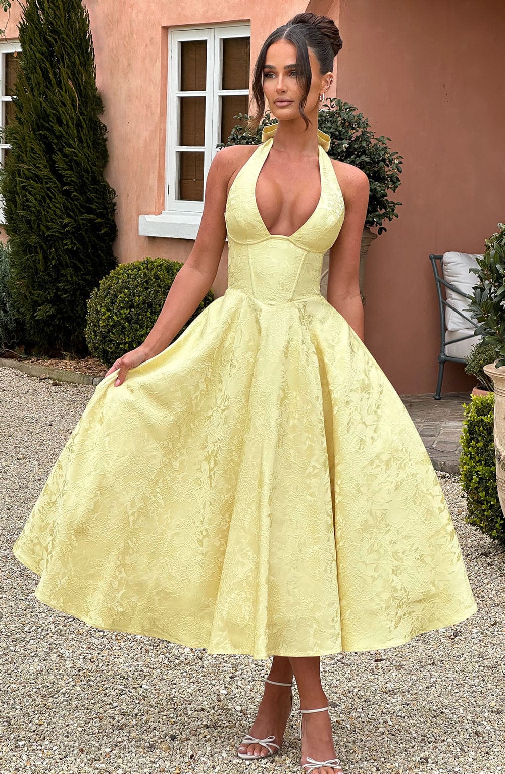 Niamh - Elegancka Haftowana Sukienka Bez Rękawów z Głębokim Dekoltem w Kształcie V